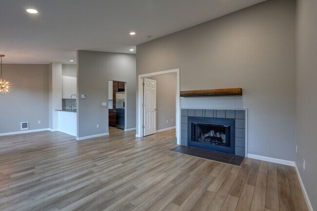 Building Photo - Spacious 2bd + DEN, 1.75ba Condo available in the heart of Issaquah!