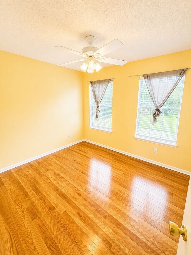Building Photo - 1525 Clarendon Way