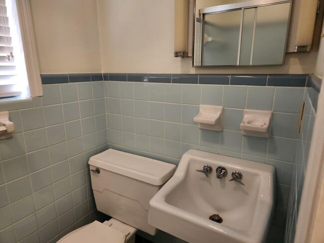 Building Photo - 1181 Lake Shore Cir