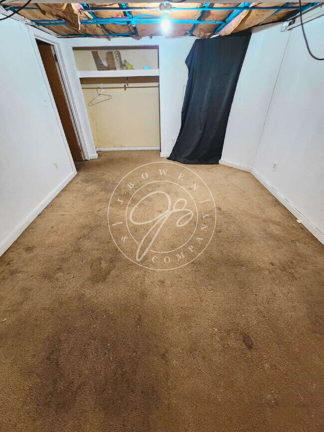 Building Photo - 2 bed with huge bonus finished room in basement!