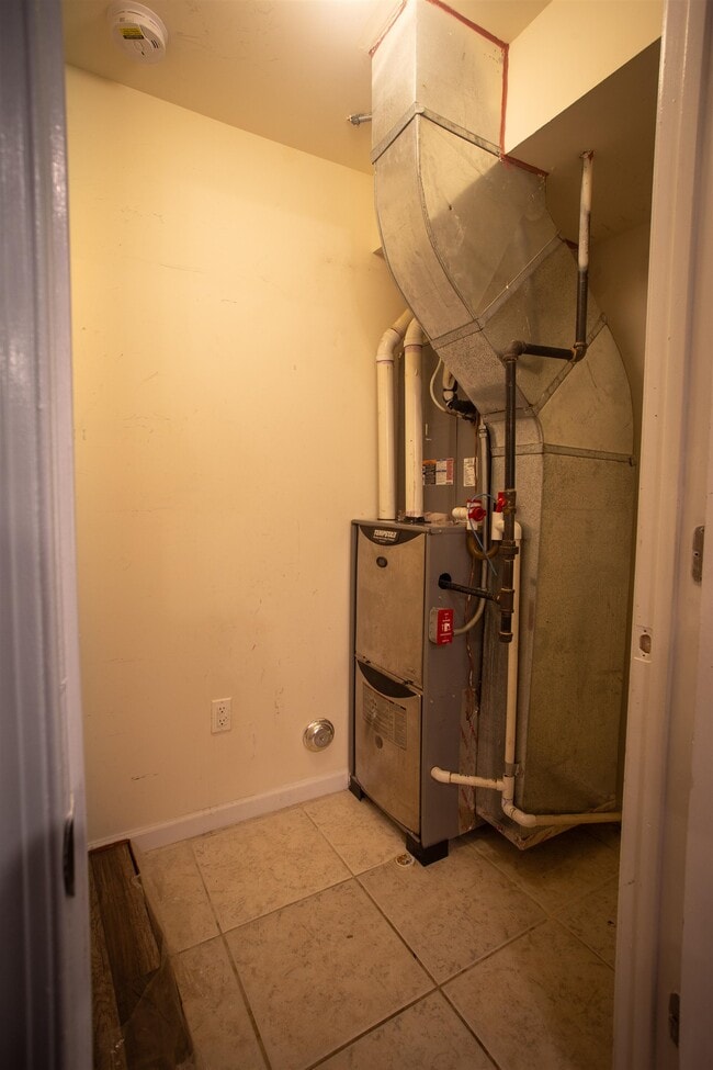 Building Photo - 171 Clifford St