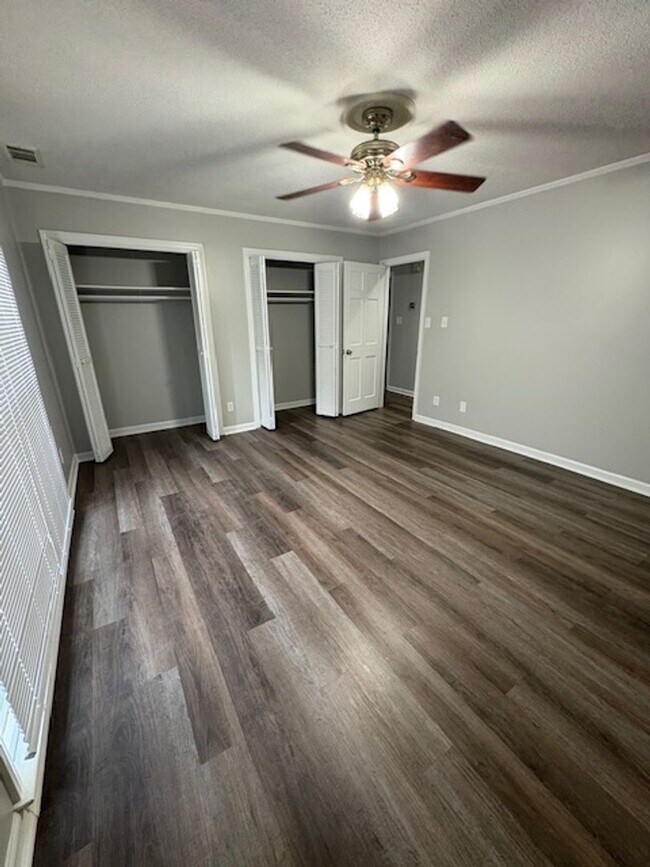 Building Photo - MOVE IN READY!