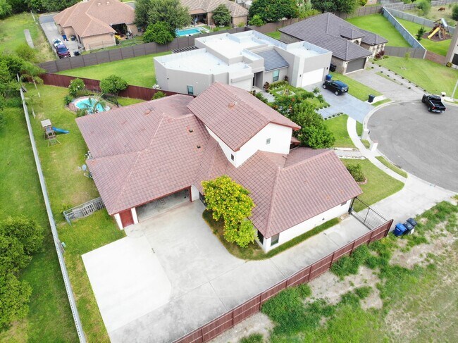 Building Photo - 4Bed/3.5Bath WITH A POOL Now available in Mcallen TX (Taylor and 495)