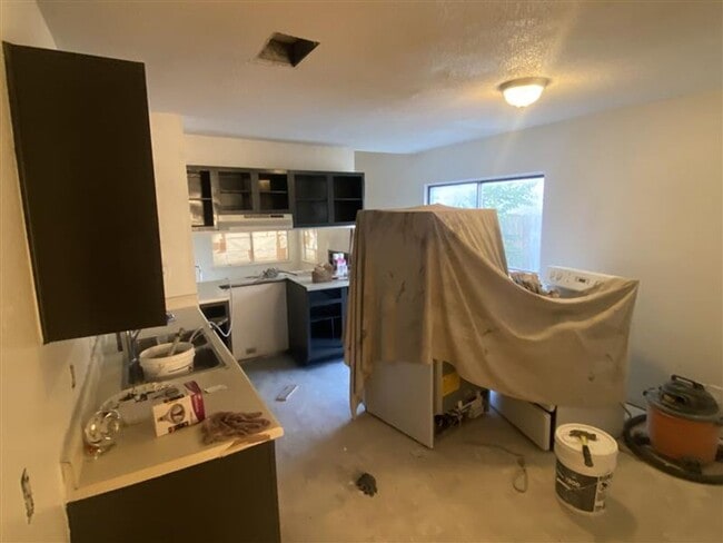 Building Photo - Cute 3/2 duplex with a garage