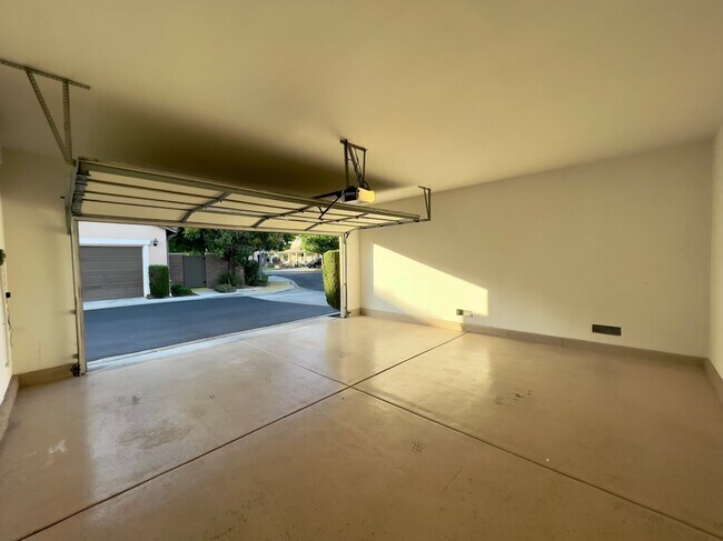 Building Photo - 16633 Sonora St