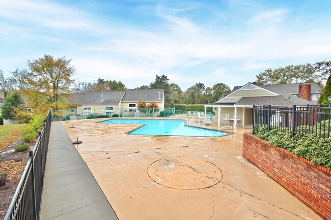 Building Photo - Newly Renovated SouthPark Townhome for Imm...