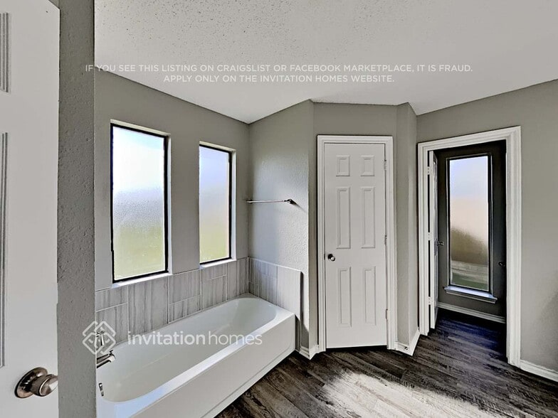 Building Photo - 4902 Green Hollow Dr