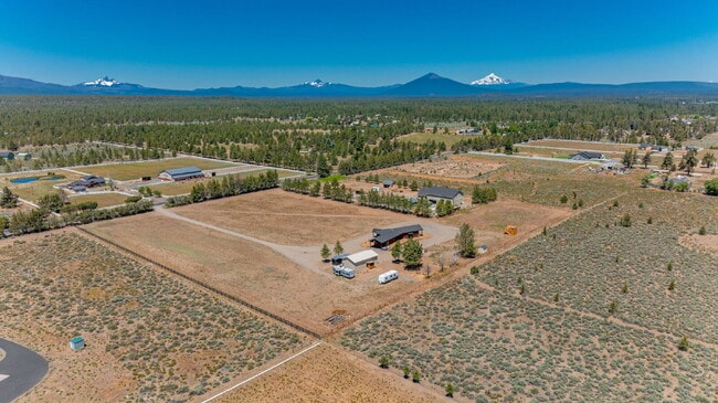 Building Photo - Luxury Home for Rent – Expansive Acreage, ...