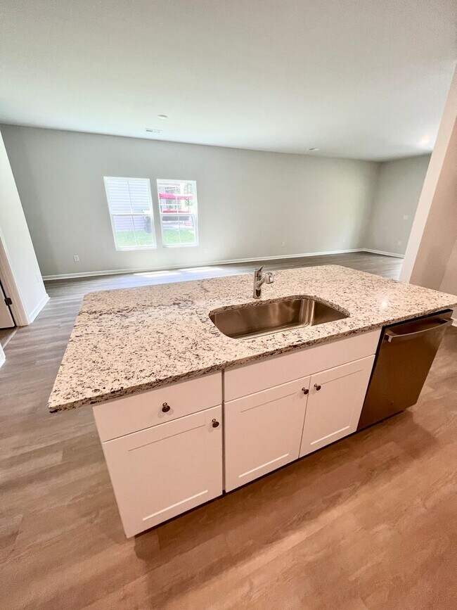 Building Photo - FOUR Bedrooms! SUPREME location! Move in ready!