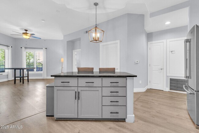 Building Photo - 945 E Playa Del Norte Dr