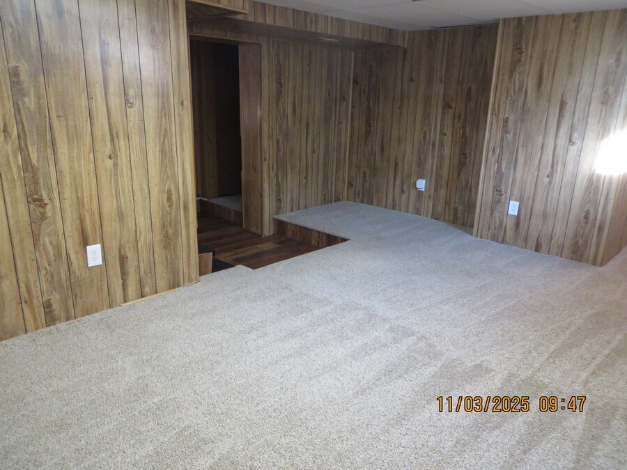 Building Photo - 921 W 8th St