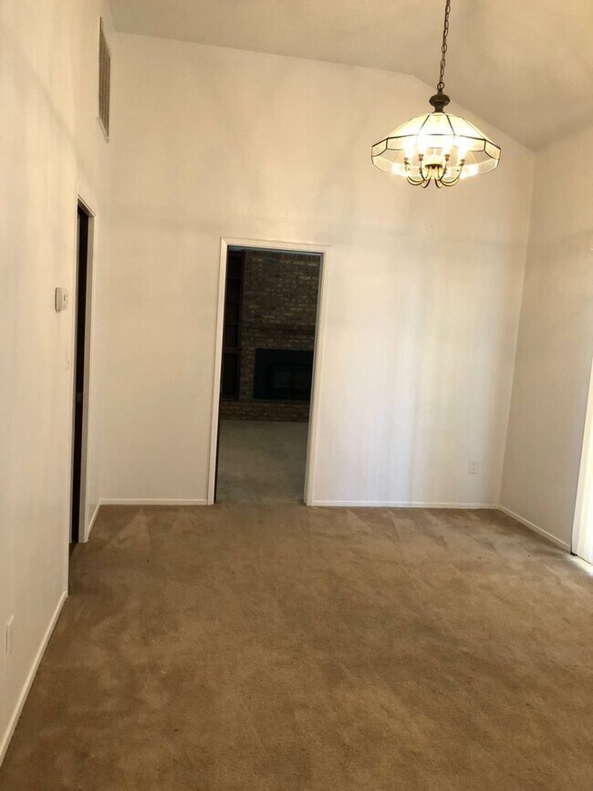Building Photo - 9313 Laurel Oak Way