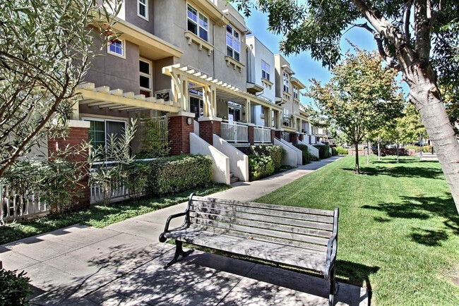 Building Photo - Townhouse with Fantastic Floor Plan at Mar...