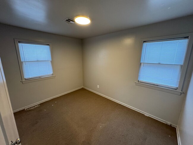 Building Photo - $950 - 3 bed 1 bath - Single Family Home
