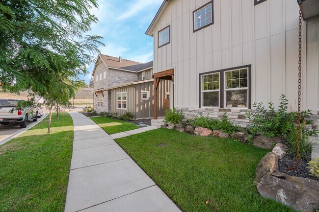 Building Photo - 150 N Edgewood Ln