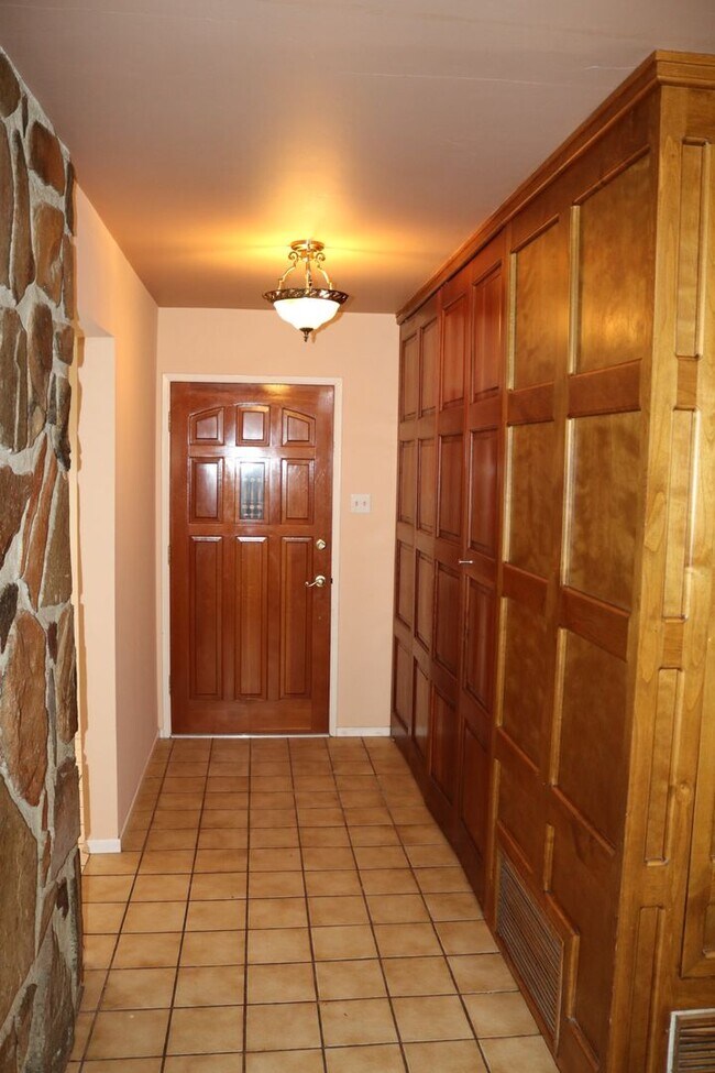 Building Photo - 19275 Symeron Rd