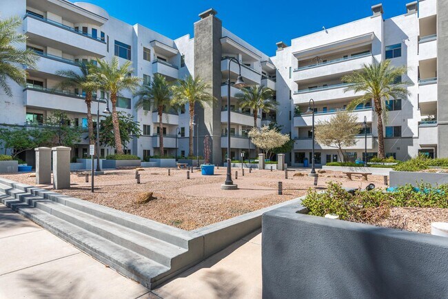 Building Photo - 945 E Playa Del Norte Dr