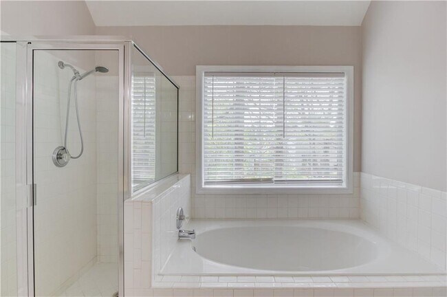 Building Photo - 3895 Kingsbrook Blvd