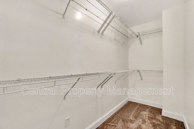 Building Photo - 121 Crown Ct