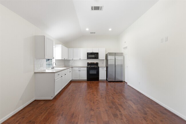 Building Photo - 6666 Fairfield St