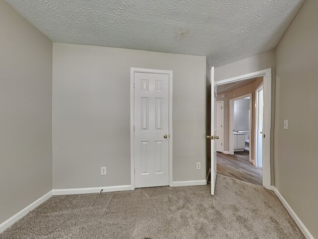 Building Photo - Move-in Special!
