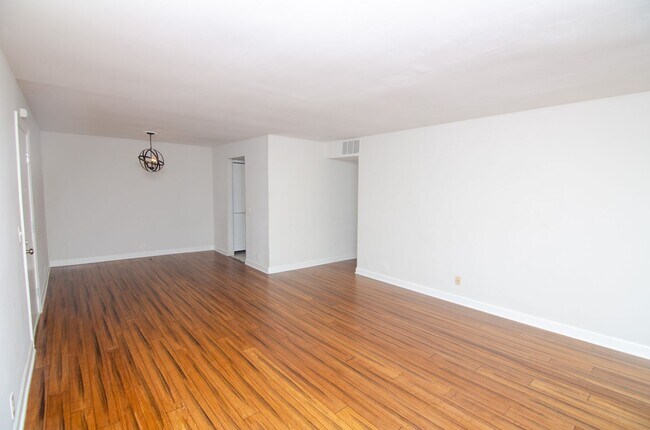 Building Photo - Beautifully Updated 2 Bedroom Condo in Belle Meade Highlands