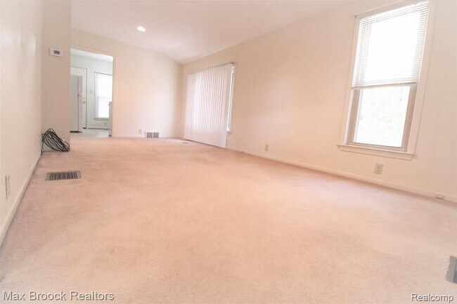 Building Photo - 368 S Wing St