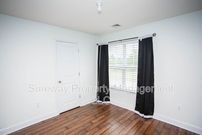 Building Photo - 1 Tweentown Cl