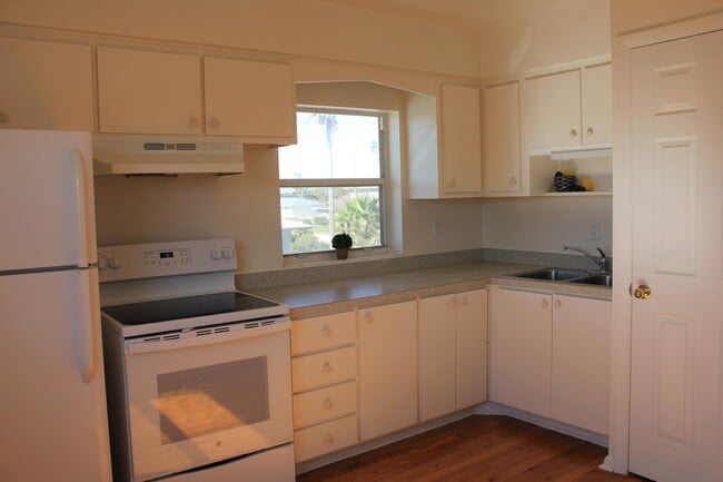 Building Photo - 651 Palm Dr