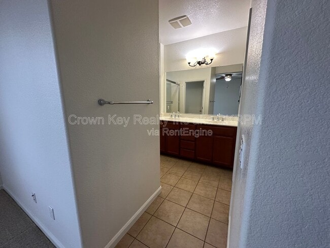 Building Photo - 2568 Tapestry St