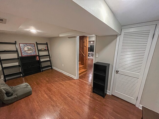 Building Photo - Sunny and Bright 4 Bedroom 3 Bath 2 Level ...