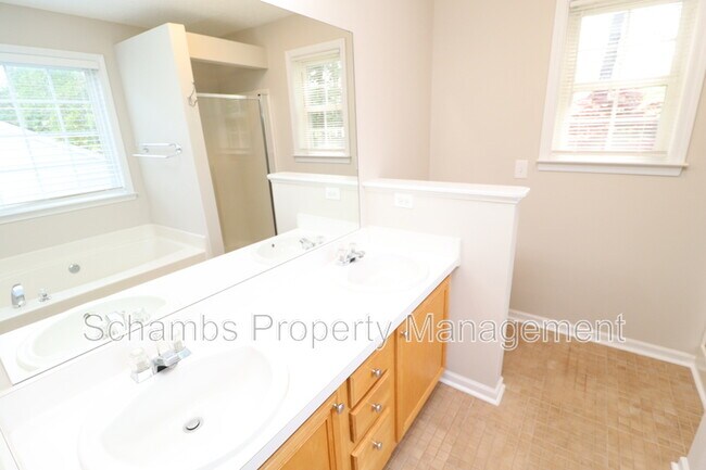 Building Photo - 305 Firefly Rd