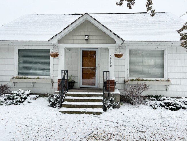 Building Photo - Four Bedroom, Two Bath House *PENDING*