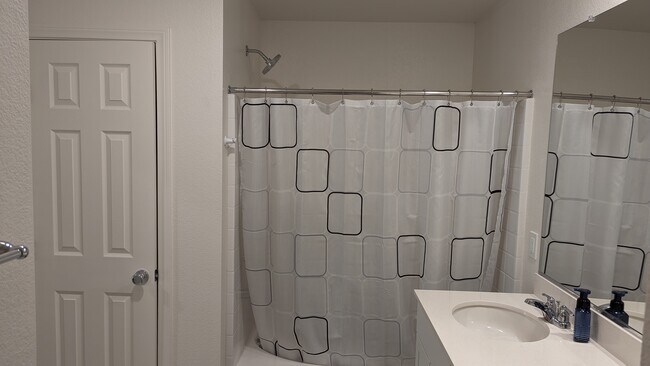 Primary Shower/Bath Combo - 2605 Ercolano St