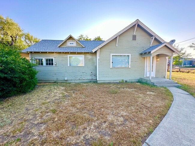 Building Photo - 2 Bedroom 1 Bathroom Home with Acreage in Town