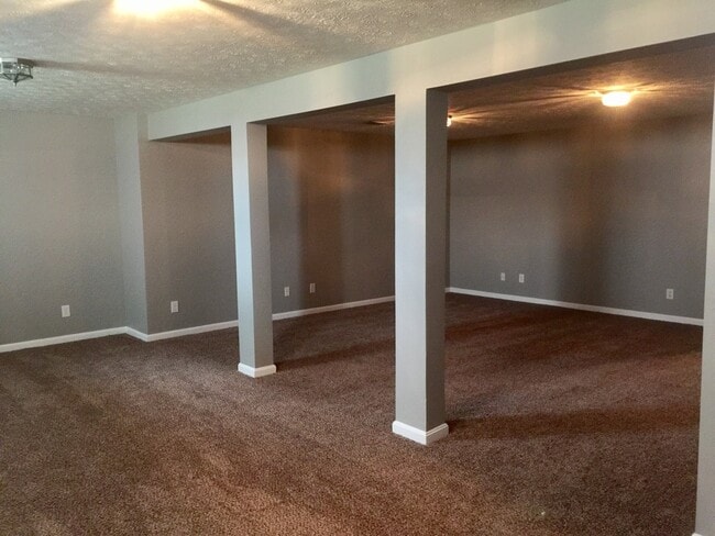 Building Photo - Wonderful 3 bed, 2.5 Bath home with back yard!