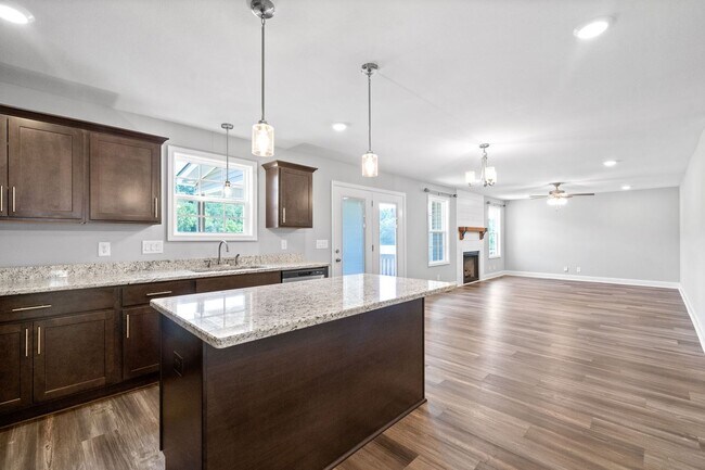 Building Photo - Beautiful Home Close to Fort Campell Ready for You to Make New Memories In