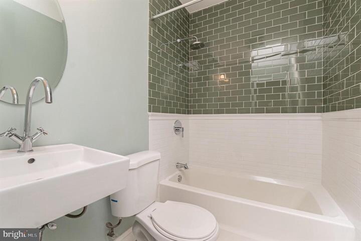 Building Photo - 217 S Clinton St