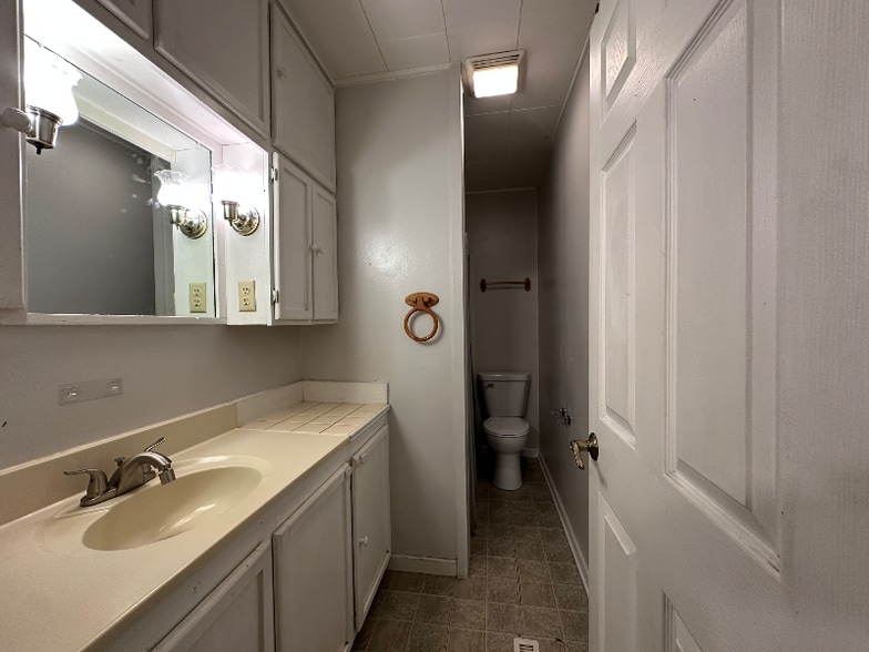 Building Photo - 252 S Oak St