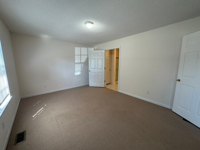 L PRIMARY BED - Loving Hill Apartments