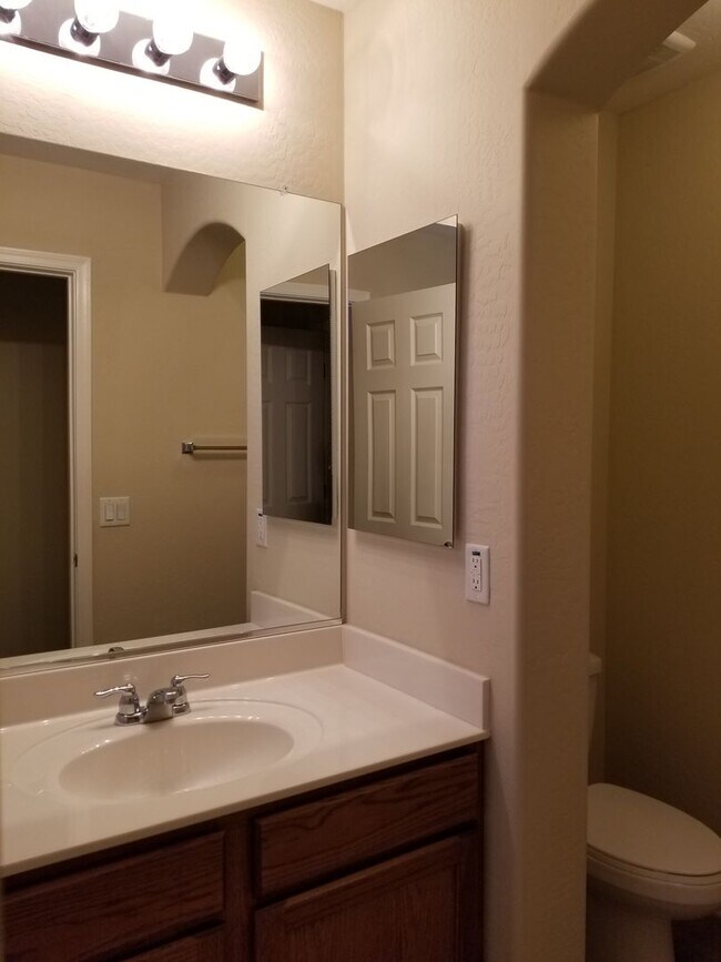 Building Photo - This spacious  4 bed 2.5 bath house -Blue Horizon Subdivision