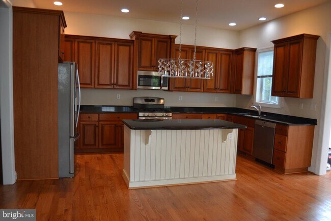 Building Photo - 806 Wren Ln