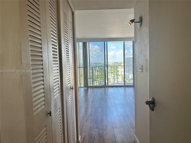 Building Photo - 7601 E Treasure Dr