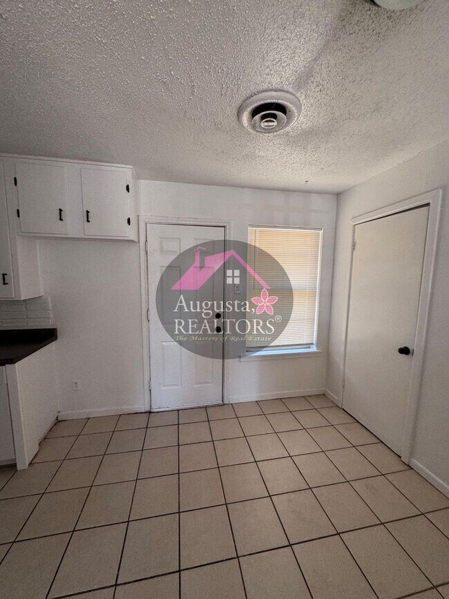Building Photo - 966 N La Salle Dr