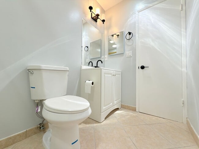 Building Photo - Beautiful Winnetka Home with Hardwood Floo...