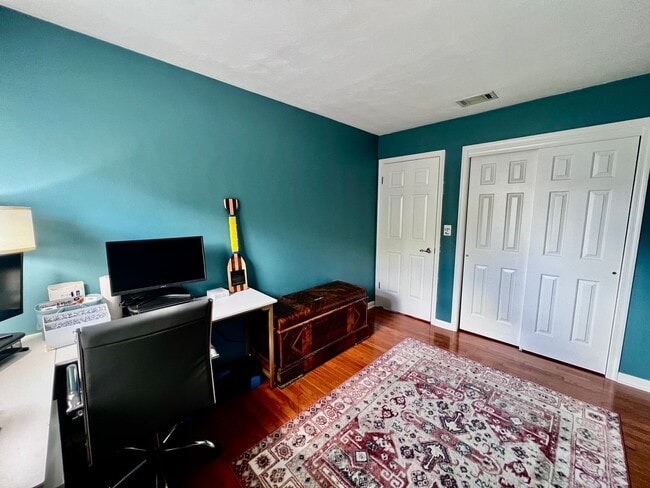 Building Photo - Beautiful End Unit Townhouse