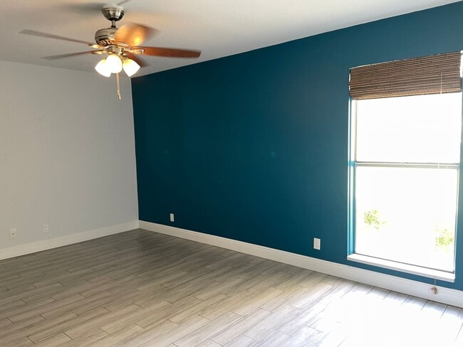 Building Photo - Beautifully renovated! 2 Bed, 2 Bath corne...
