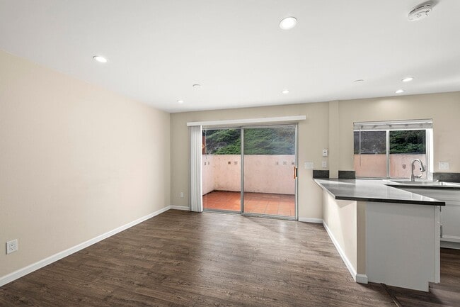 Building Photo - Spacious 4-Bedroom 2.5-Bathroom Townhome 50% Off 1st Month!