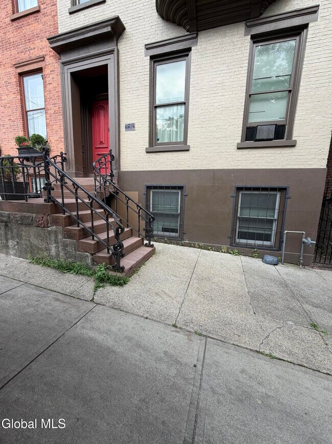Building Photo - 15 Ten Broeck St