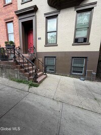 Building Photo - 15 Ten Broeck St